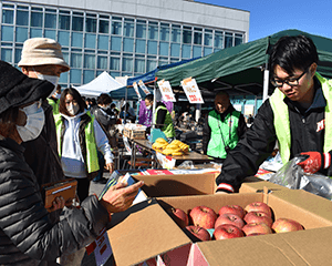 ＪＡ職員が果物の販売