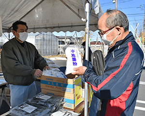 正月用品を買う来場者