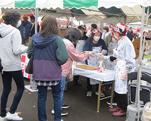 ＪＡ埼玉県女性組織協議会のブースでＪＡほくさい女性部がチャリティーの豚汁を配布